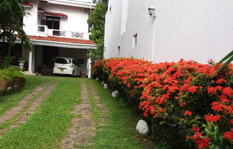 Hitad.lk Land with house for sale at Mount lavinia