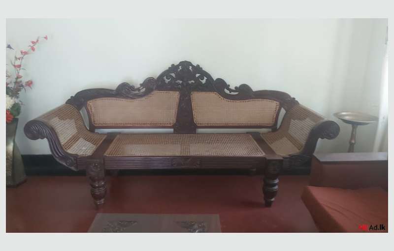 Antique Couch (kavichchi)