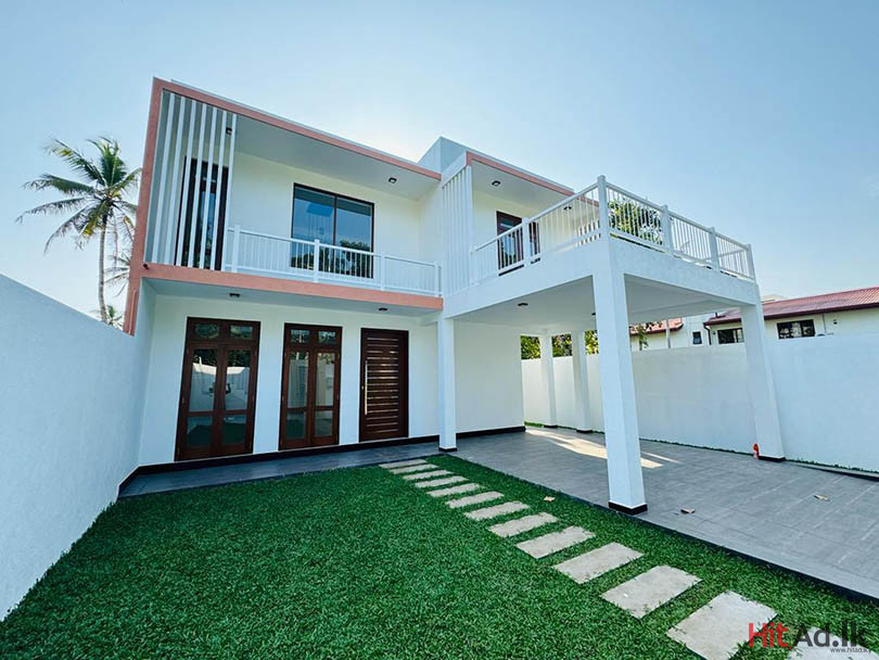 Hitad.lk Three Storied Modern House for Sale