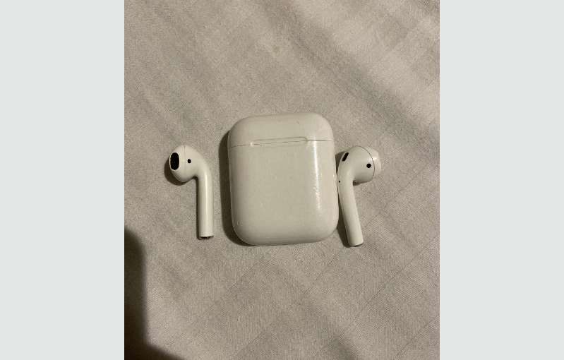 Apple outlets AirPods first generation- great condition