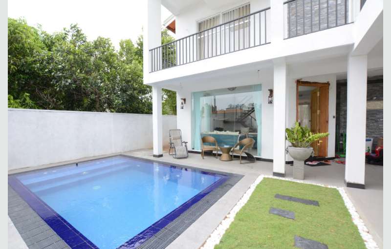 Luxury House with pool in Katunayake