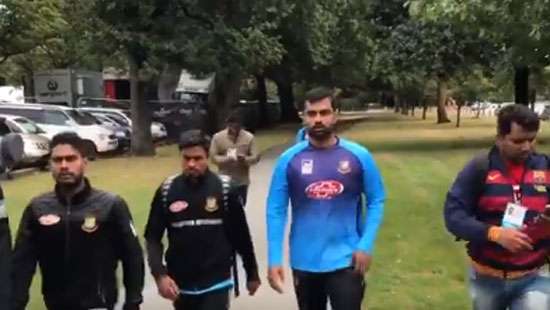 Bangladesh cricket team escape Christchurch mosque after gunman opens fire