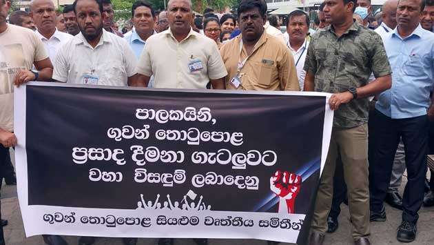 Airport employees protest over 2025 year-end bonuses