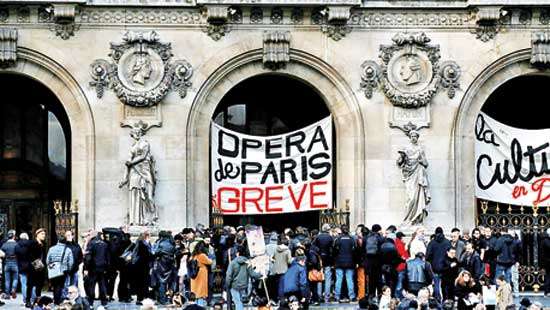 Paris ballerinas, kick up a fuss over pension plans