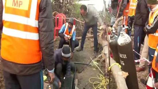 Race against time to save India boy stuck in well