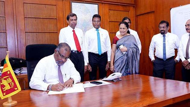 Mahinda Siriwardana assumes duties as treasury secretary