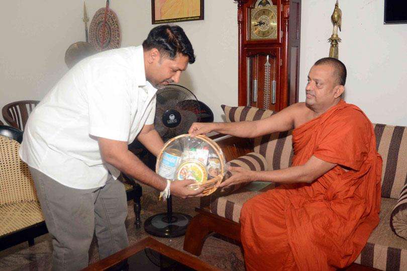 Ruwan visits Chief  Sanghanayake Theras