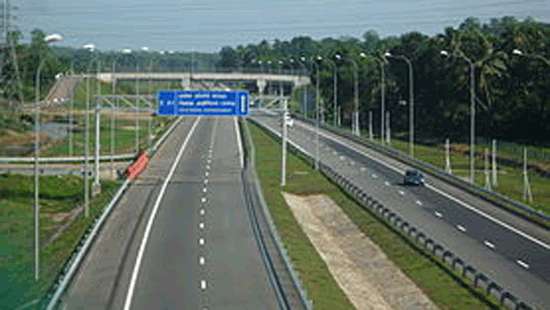 Dodangoda-Gelanigama Expressway lanes reopen after lorry mishap