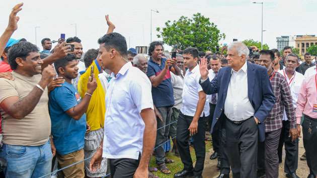 Four three-wheeler associations pledge support to Ranil