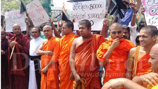 Protest against move to transfer Kurunegala Hospital Director