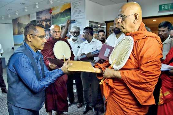 Omalpe Sobitha Thera hands over petition