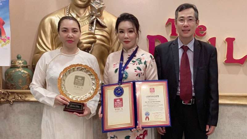 Ho QUYNH Huong singer and Loving Vegan group receiving the world record certificate