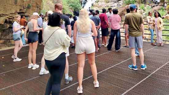 Heavy influx of tourists at Ravana Ella