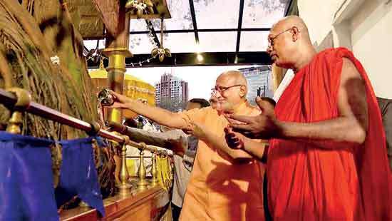 Indian Vice President visits Gangaramaya Temple