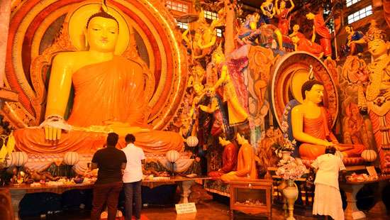 Seeking blessings on ’Bak’ Poya Day