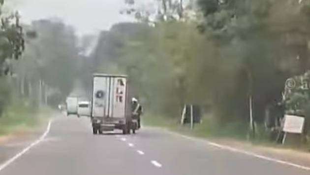Lorry rams traffic police during pursuit in Vavuniya, driver arrested