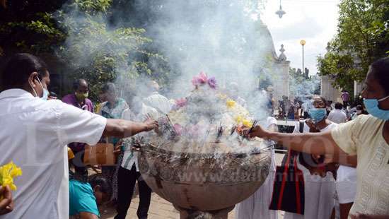 Seeking blessings on Vap Poya Day…