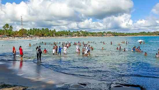 Tourists flock  Arugambay beach