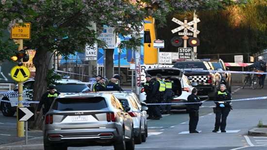 Police hunt gunman after man shot dead in North Melbourne