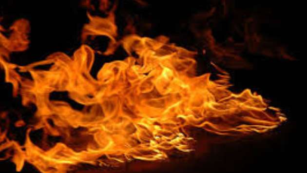 Fire erupts at textile shop in Kiribathgoda
