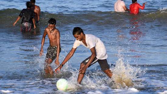 Kirinda beach draws large group of holiday makers