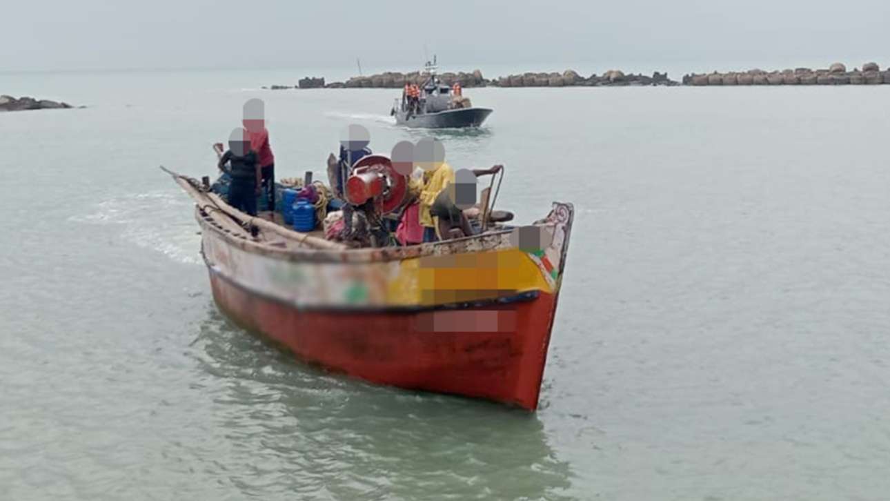 Navy seizes Indian dhow with fishermen while poaching in Sri Lankan waters