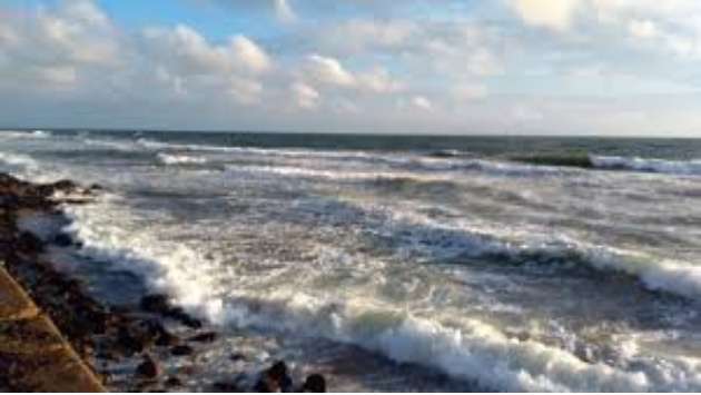 Infant swept away from Kollupitiya beach, mother hospitalised