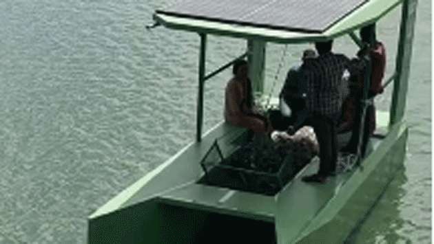 Electric boats to collect waste on Beira Lake
