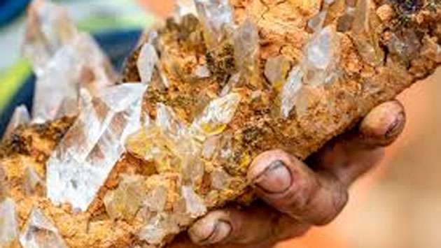 Illegal quartz mining site in Wellawaya raided; Equipment and minerals seized