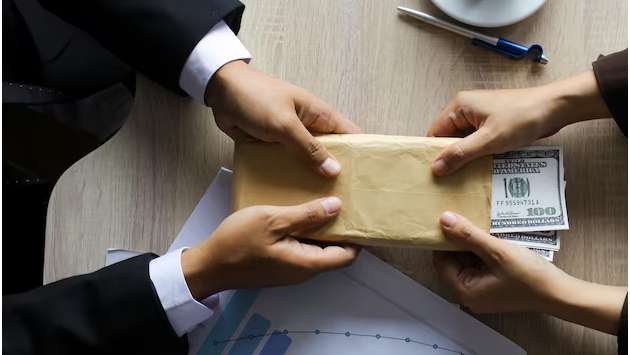 Colombo District Court employee arrested while accepting bribe