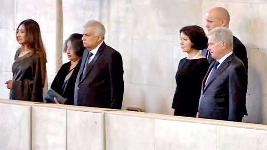 President pays last respects to Queen