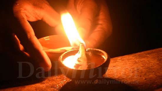 Pahan Pooja by Gampaha Malwatuhiripitiya Police