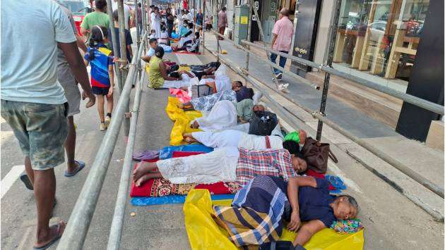Long queue two days ahead of exposition of Sacred Tooth Relic