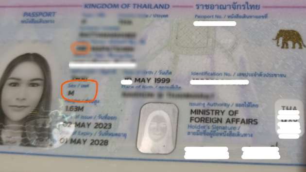 Half-naked Thai tourist in Arugam Bay: Male or female?