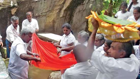 TODAY is IL POYA Last Katina Cheevara for Monks