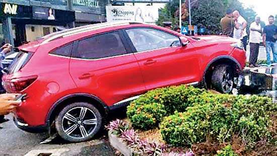 Luxury vehicle runs over traffic cop