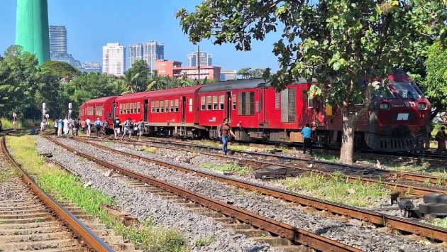 Express train from Colombo Fort to Mirigama derails