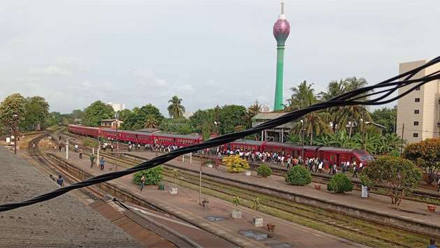 Train derails at Colombo Fort Railway Station again