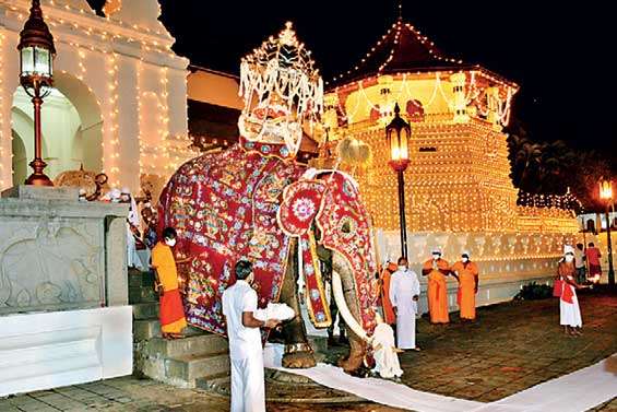 ‘Nedungamuwe Raja’ inaugurates final Randoli Esala Perahera