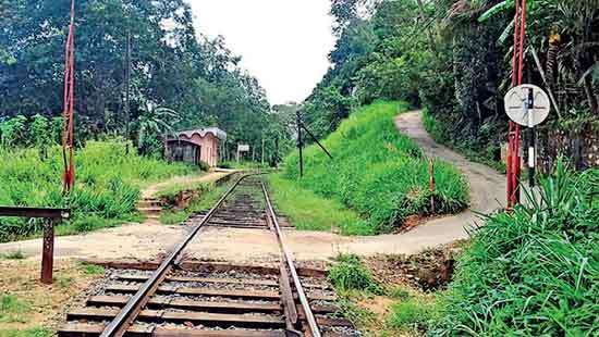 Low-cost alternative to mitigate accidents at railway crossings