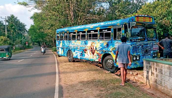 Driver dies, bus veered off road