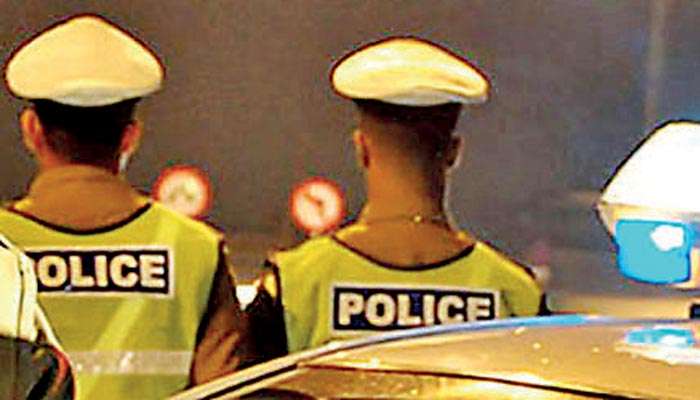 Luminous gear and red flashlights mandatory for night traffic officers