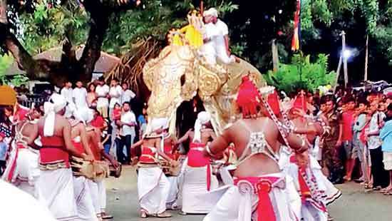 Time to place a replica of the crown of King Rajasinhe II at Dodanwela Devale