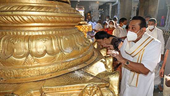 MR worships at Tirupati