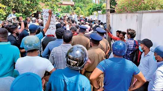 Protest in front of minister’s residence