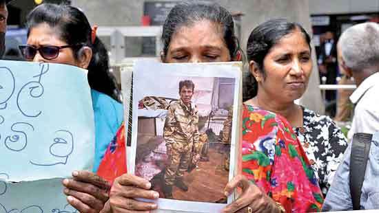 Families protest over missing or killed SL youth in Russia-Ukraine war