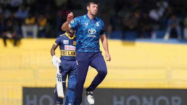 England wear black armbands in first ODI against Sri Lanka