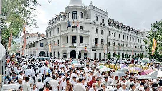 Thousands throng in Kandy...