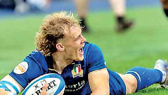 Italy hold nerve to beat Scotland