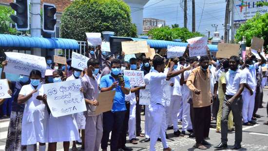 Protest at Kalubowila teaching hospital